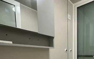 Mirrored bathroom storage cabinet above a washbasin.