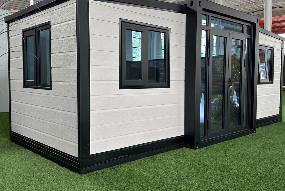 Expandable home with white exterior and horizontal grooves finish, EX-M02