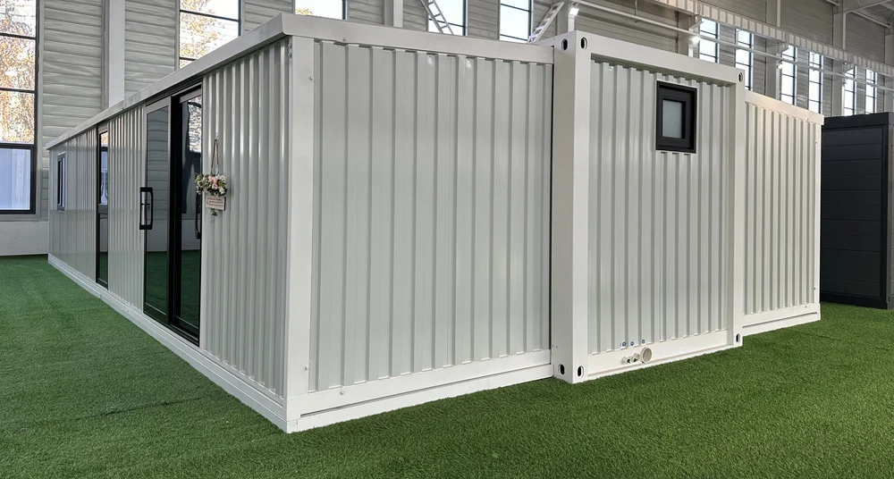 Expandable home with white exterior and vertical wide flutes finish, EX-M22